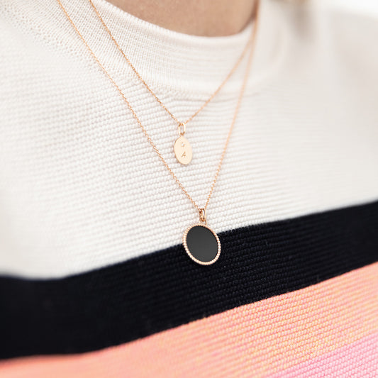 Two delicate or 18 carats gold necklaces with round pendants, one featuring black onyx, elegant bijoux style. - Médaille Nuances Onyx