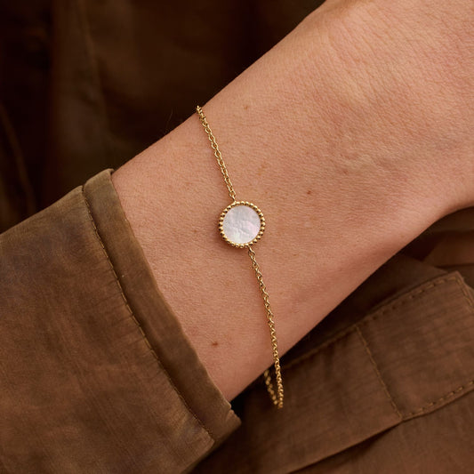 Delicate gold 18 carats bracelet with round white nacre centerpiece on fine chain bijou. - Bracelet Nuances nacre