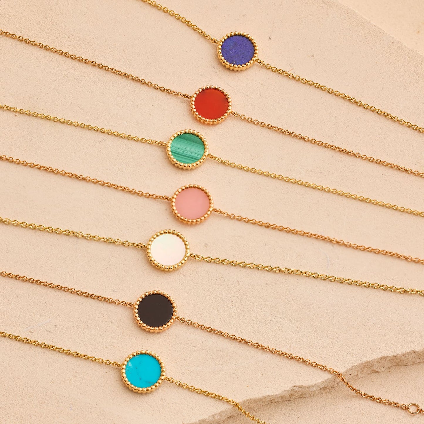 Collection of six elegant bracelets with 18-carat gold chains and round colored stone or bead accents in red, blue, green,. - Bracelet Nuances cornaline