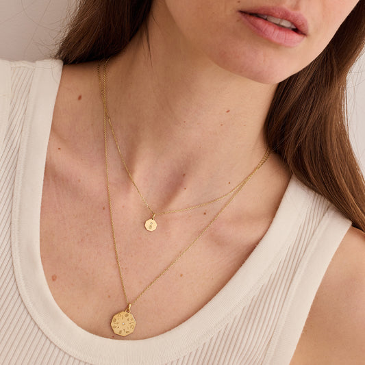 Delicate or 18 carats yellow gold necklace with two round pendants layered on a woman's neck, elegant bijoux. - Médaille Fortuna