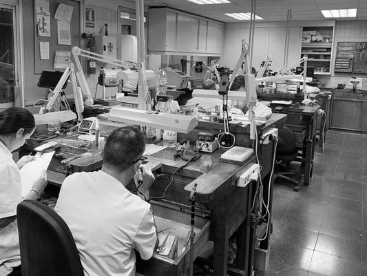 Savoir-faire joaillier : les artisans derrière les bijoux Poinçon 22