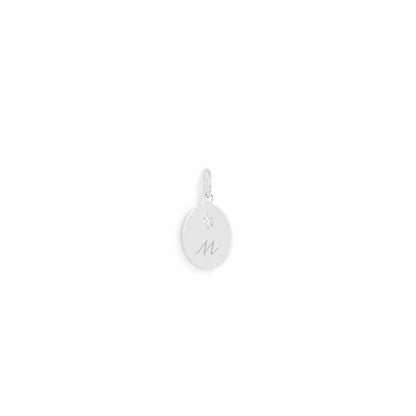Oval white gold 18 carats pendant engraved with letter M, delicate bijoux charm. - Médaille Forget me not