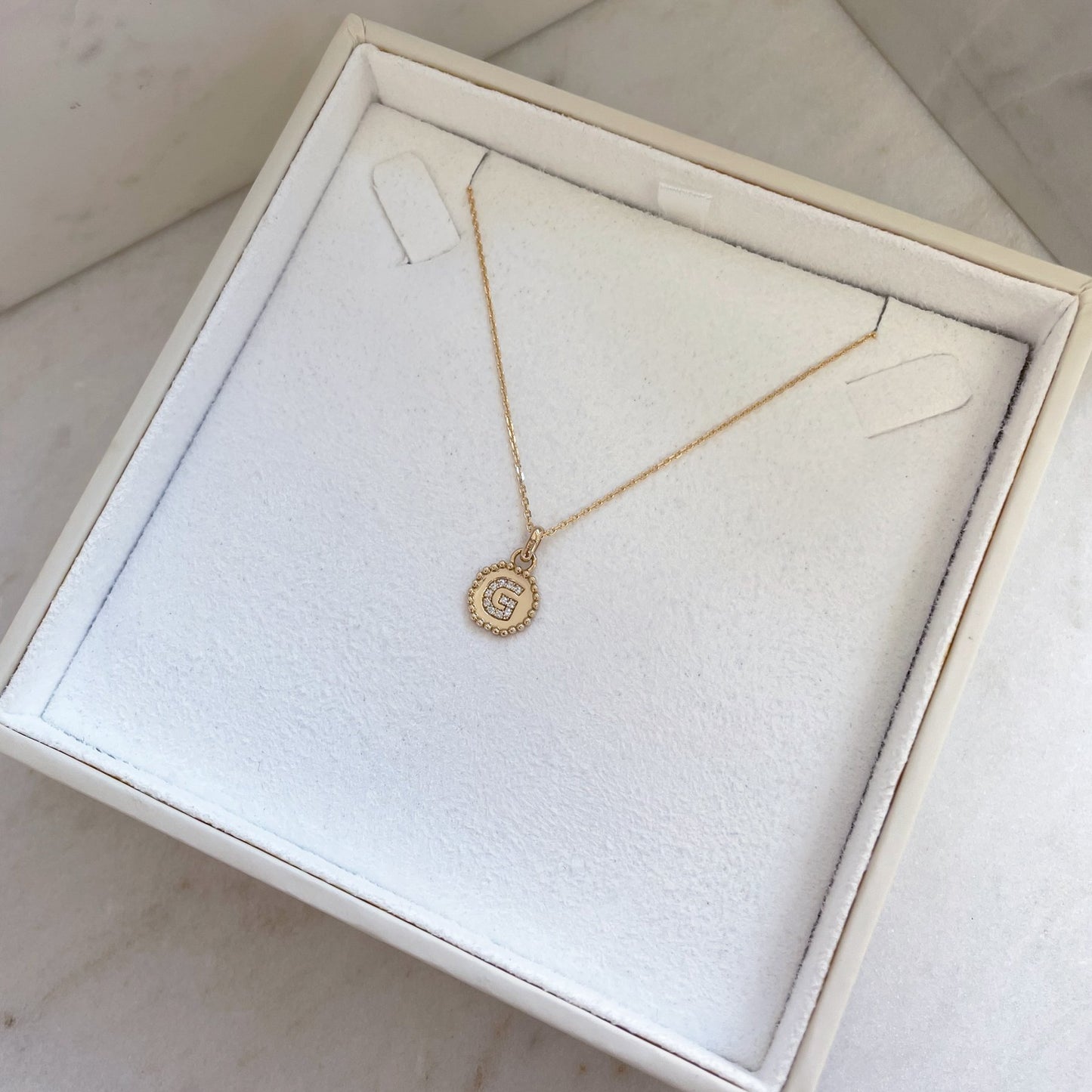 Médaille Alphabet perles d'or - Or 18 carats  et diamants