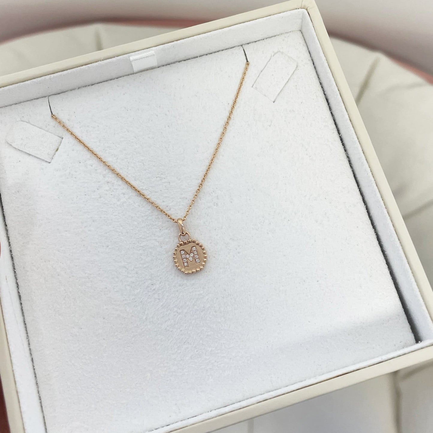 Médaille Alphabet perles d'or - Or 18 carats  et diamants